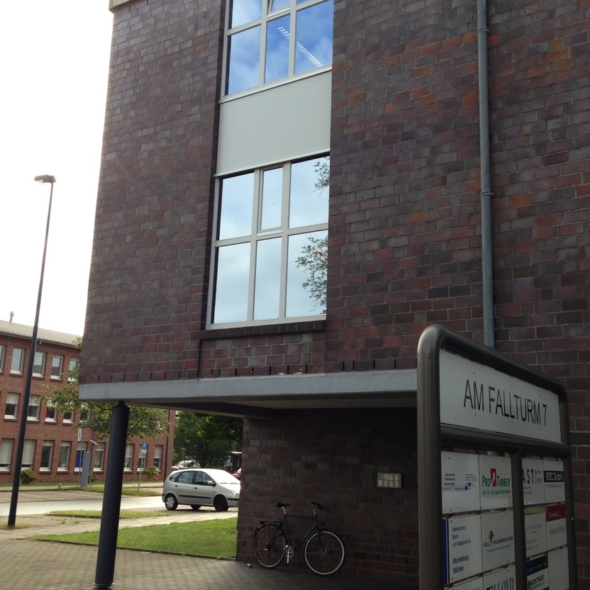 Große Fensterfläche in Hauswand über Eingangsbereich