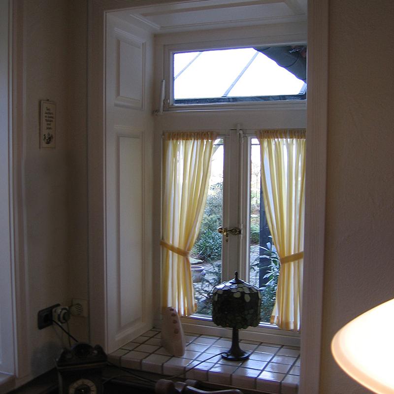 Blick aus dem Wohnzimmerfenster mit gelben Gardinen