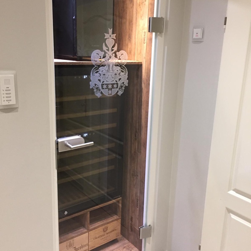 Beleuchtetes Schrankelement mit Glastür im Zimmer