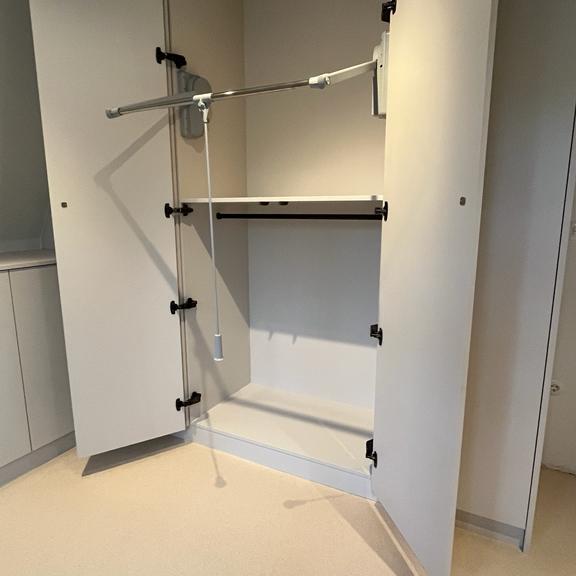 Kleiderschrank weiß geöffnet