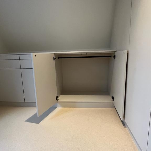 Dachschrägenschrank weiß geöffnet