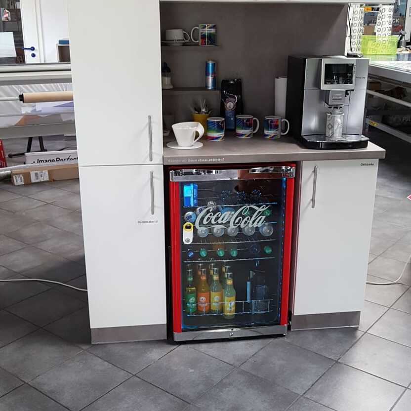 Einzelnes Küchenelement in Ausstellungshalle mit weißen Fronten