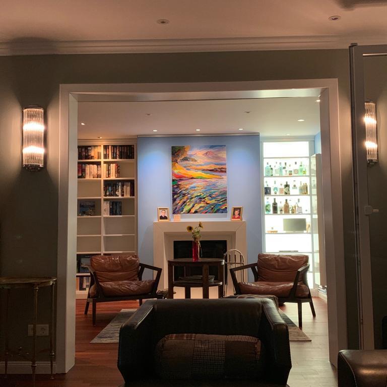 Sessel im beleuchteten Wohnzimmer vor Durchgang