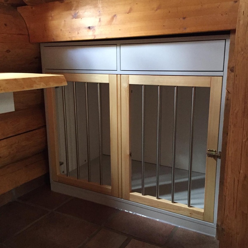 Schrankelement mit hellem Holzrahmen in Holzwand