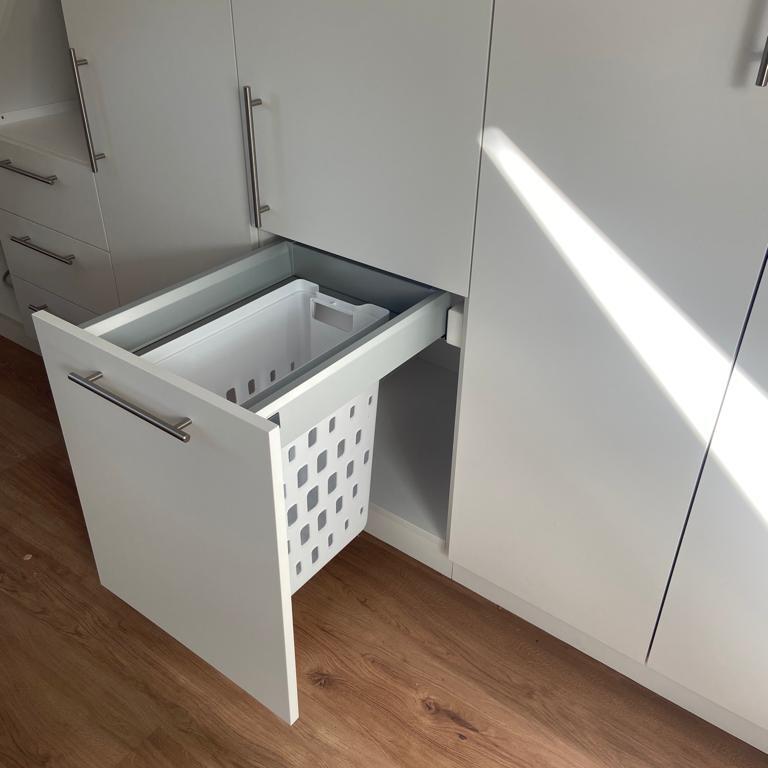 Kleiderschrank mit integriertem Wäschekorb