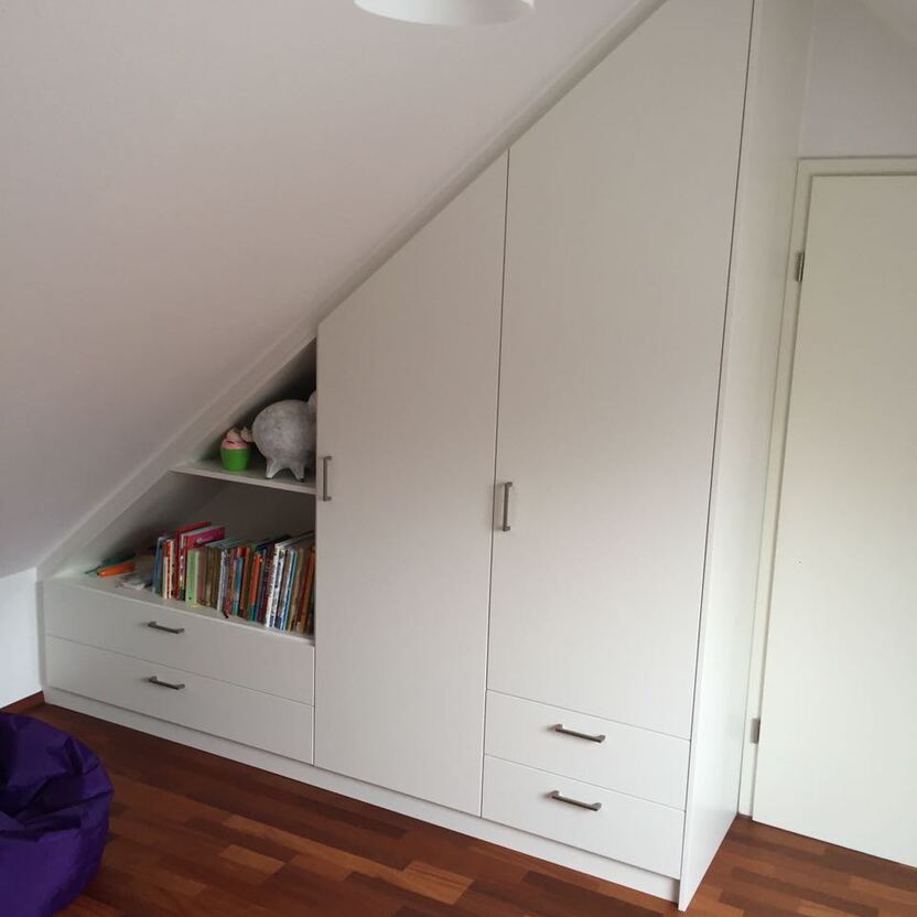 Dachschrägenschrank mit weißen Fronten aus Türen und Schubladen