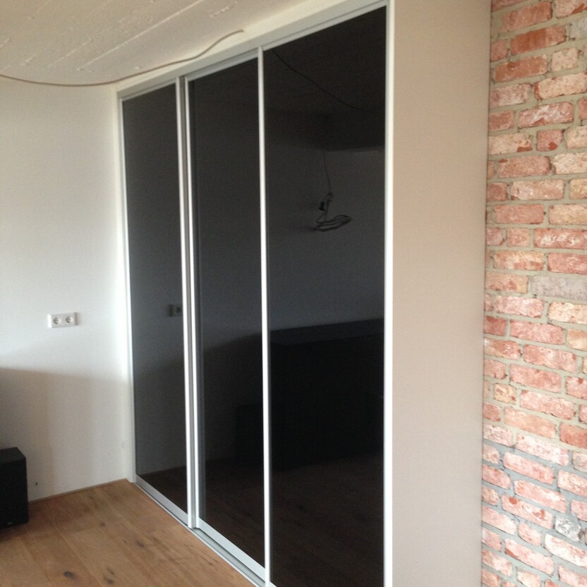 Schrankelement mit schwarzen Aluminiumtüren und weißem Körper