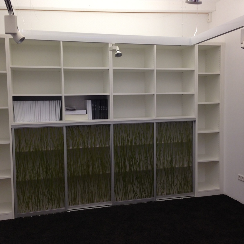 Individueller Schrank aus weißem Holz mit vielen Fächern