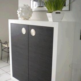 Highboard mit dunklen Türen und weißem Schrankkörper