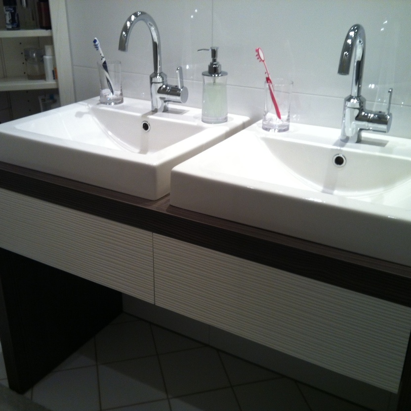 Waschbeckenunterschrank aus Holz mit weißer Front für Doppelwaschbecken