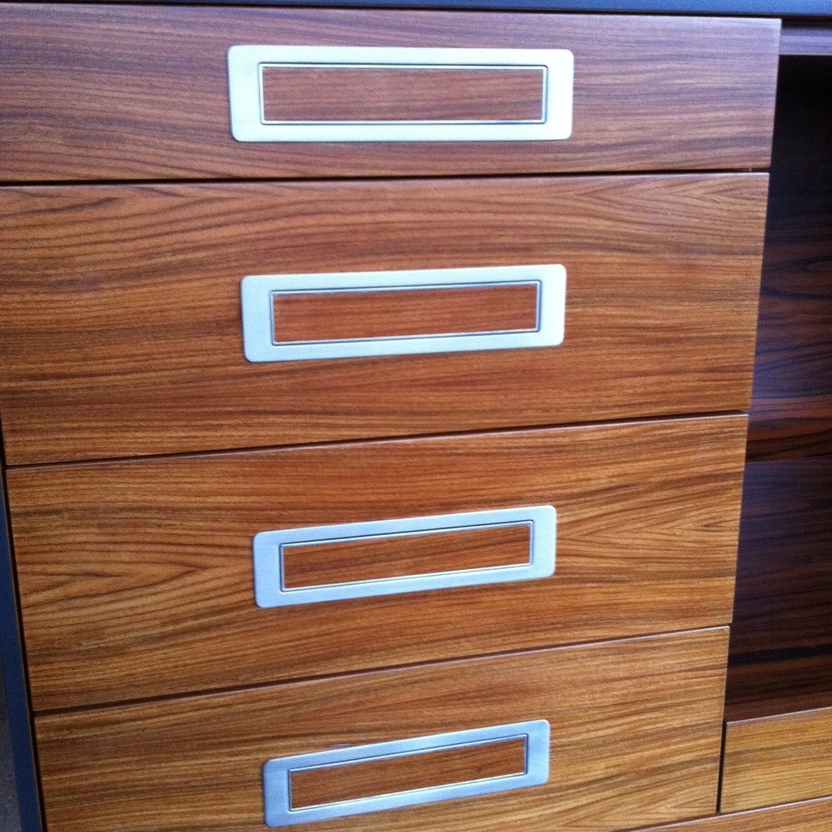 Schrankelement aus Holt mit eckigen Griffen