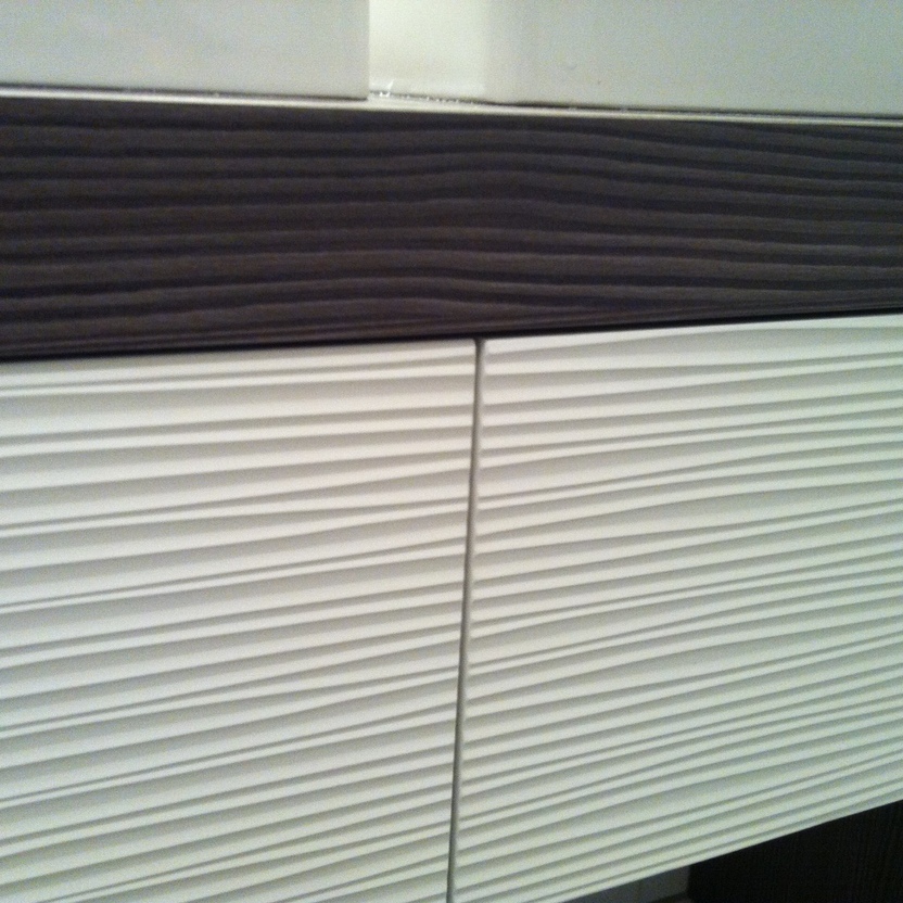 Schrankelement mit dunklem und weißem Holz in Nahaufnahme