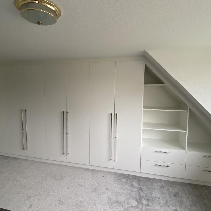 Einbauschrank mehrtürig über gesamte Zimmerwand