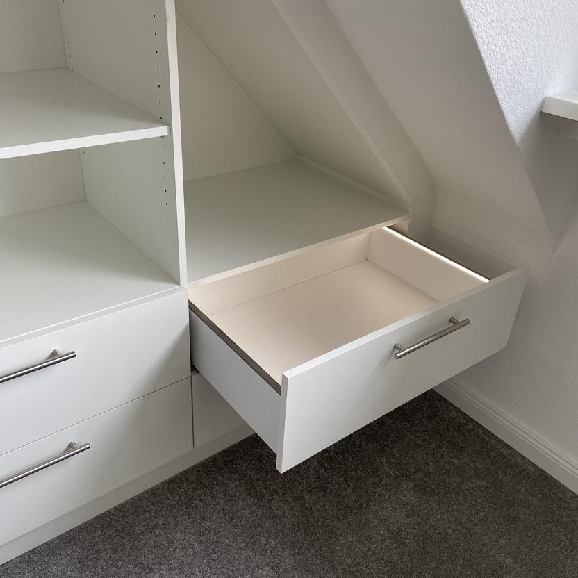 Geöffnete Schublade weißer Einbauschrank