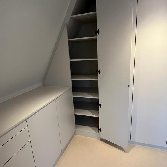 Hoher Einbauschrank unter Dachschräge