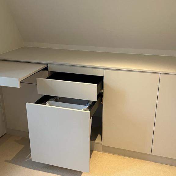 Kommode nach Maß in weißem Holz mit individueller Aufteilung