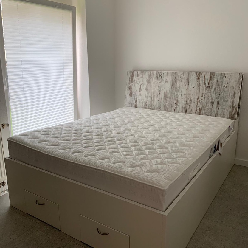 Weißes Bett mit Stauraum in Bettkästen