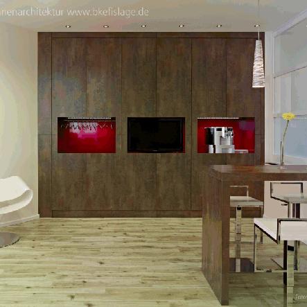 Dunkle Holzfront mit drei Fächern vor Tresen mit zwei Stühlen