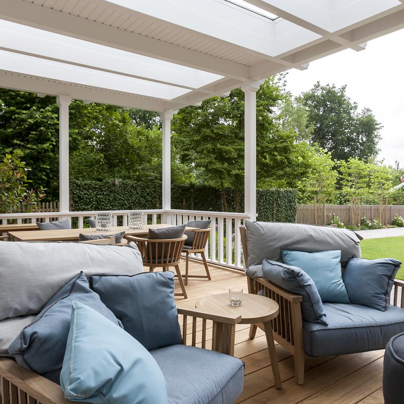 Individueller Wintergarten vom Tischler mit Holzboden und Möbeln