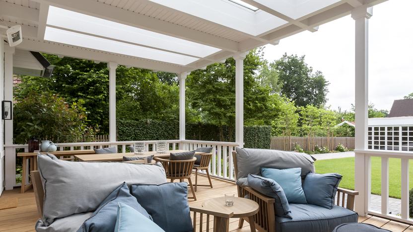 Individueller Wintergarten vom Tischler mit Holzboden und Möbeln