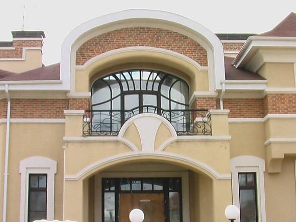 Fenster unter Rundbogen in Haus