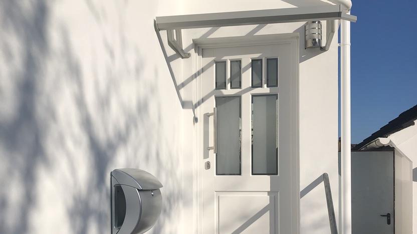 Hauseingang mit weißer Haustür Hauseingang über Treppe mit weißer Haustür