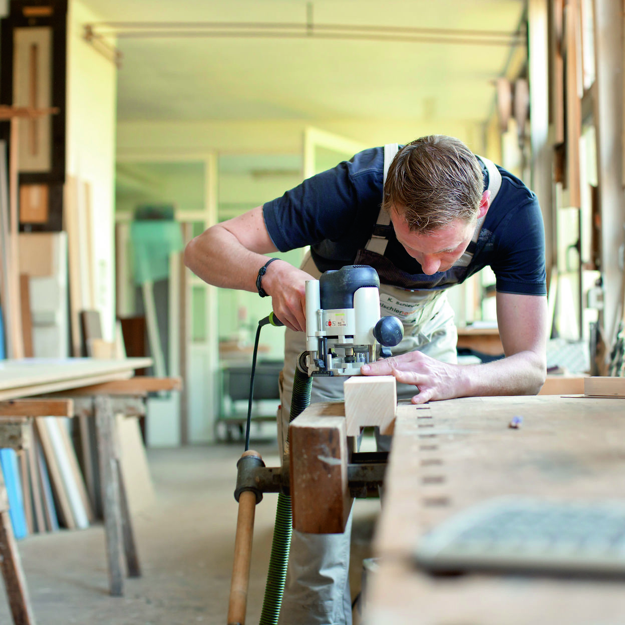 Mitarbeiter beim Arbeiten in Werkstatt Kahrs + Schulz