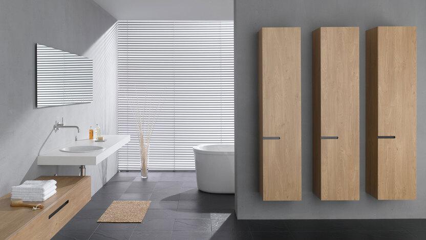 Badezimmerimpression mit Schrankelement Badezimmerimpression mit drei modernen Schrankelementen auf Trennwand