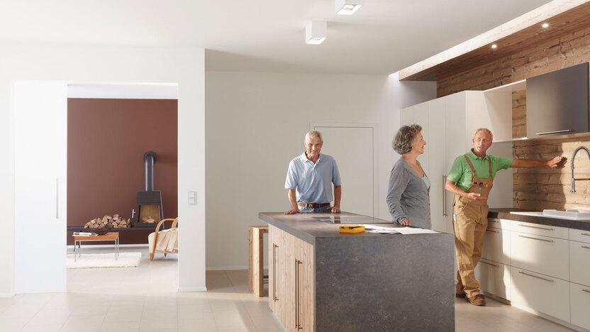 Präsentation einer Küche durch einen Tischler in einem Showroom