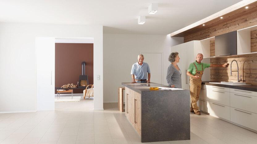 Präsentation einer Küche durch einen Tischler in einem Showroom