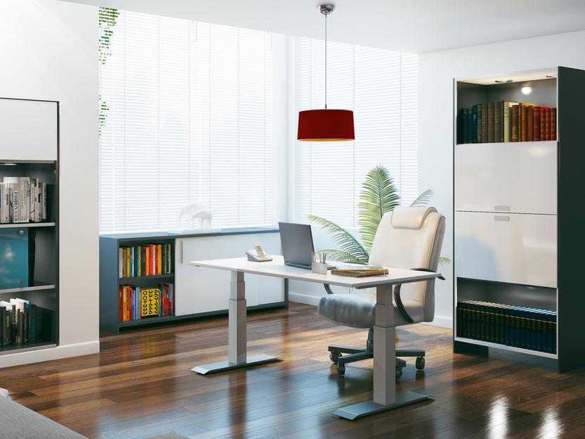 Büroraumimpression mit weißen Möbeln und Einbauschränken und Sideboard