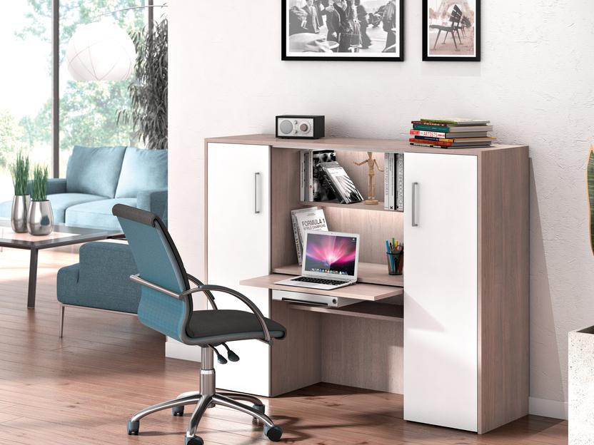 Kleine Büroecke innerhalb eines Wohnzimmers mit weißen Schranktüren und schmaler Arbeitsfläche, passend zur Wohnzimmergestaltung.