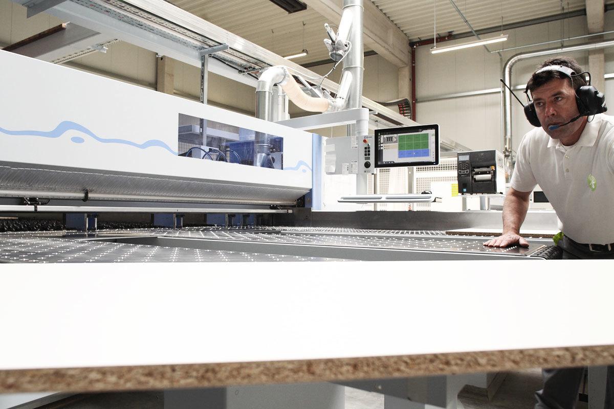 Tischler Produktion - Möbelplaner Produktion - Tischler beim Sägen