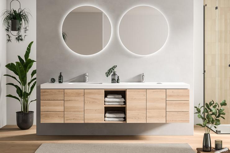 Maßgeschneidertes Badezimmer mit Doppelwaschtisch Stilvolles Bad nach Maß mit einem Doppelwaschtisch, Holzschubladen und runden, beleuchteten Spiegeln, umrahmt von Pflanzendekor.